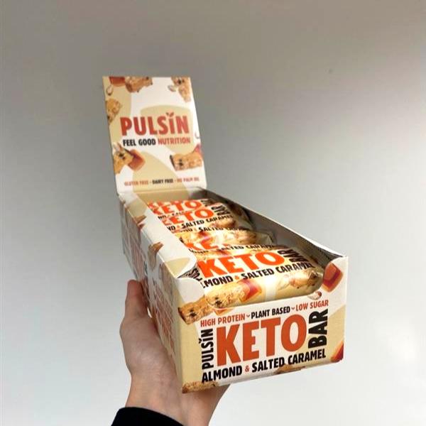 pulsin-proteinska-ploscica-keto-mandelj-slana-karamela2.png Pulsin Keto proteinska pločica s bademima i slanom karamelom, 50g